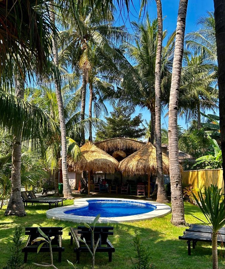 Отель Gili Land Гили-Эйр Экстерьер фото